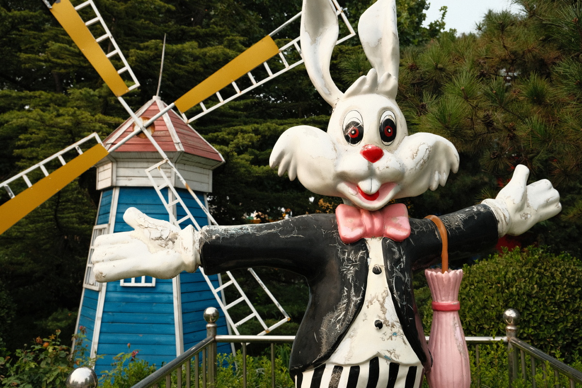 游乐场里的兔子 - tooi - 图虫