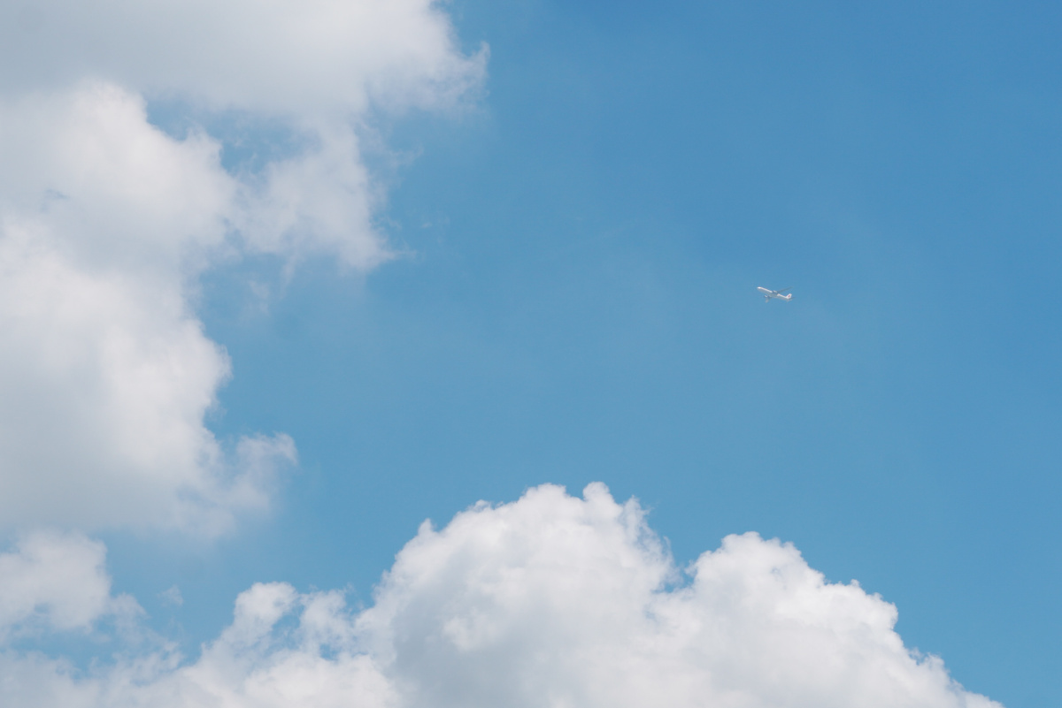 天空是蔚蓝色云朵是甜甜的