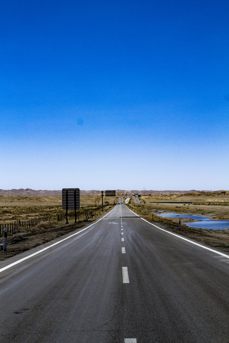 唐古拉山脚下到昆仑山的沿途公路