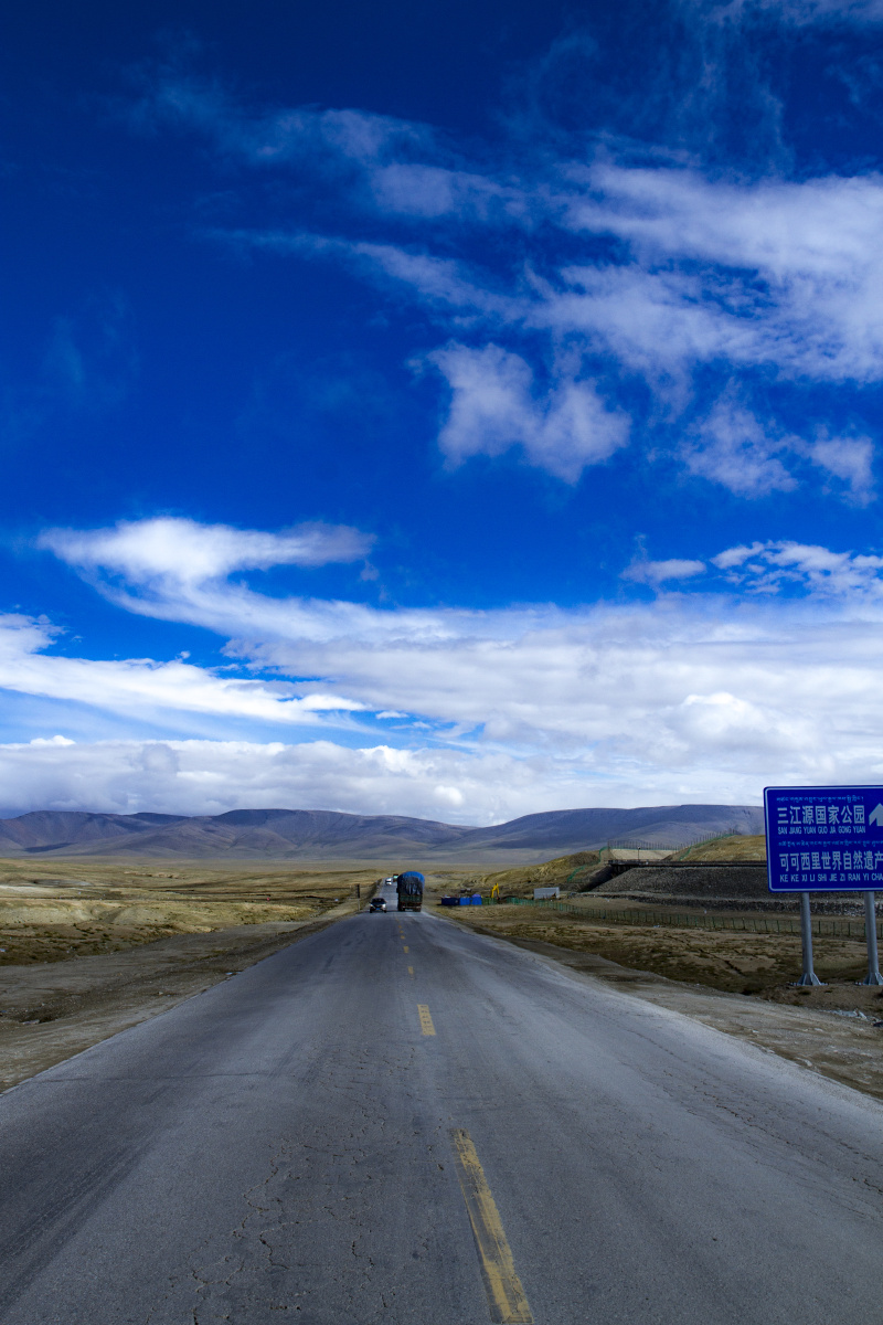 唐古拉山脚下到昆仑山的沿途公路