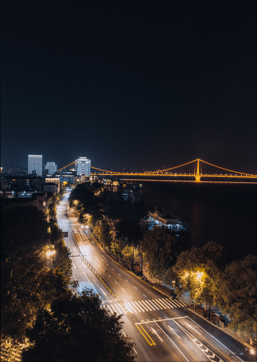 武汉夜晚的街景