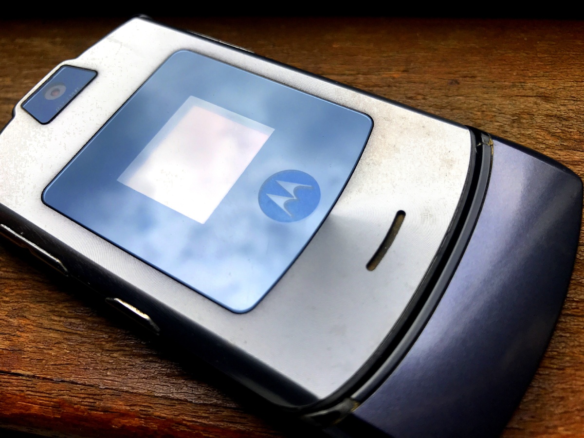 2000年的摩托罗拉当年最fashion的翻盖手机至今还那么喜欢