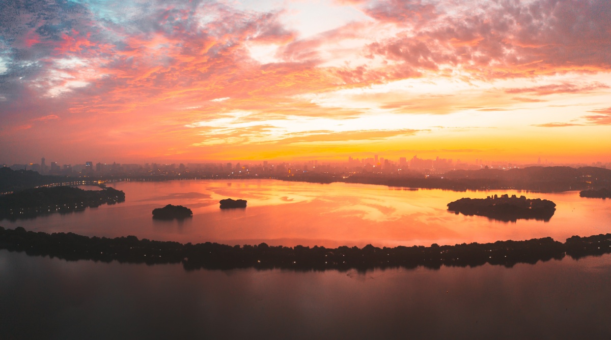 八月你好!|杭州西湖火烧云朝霞航拍