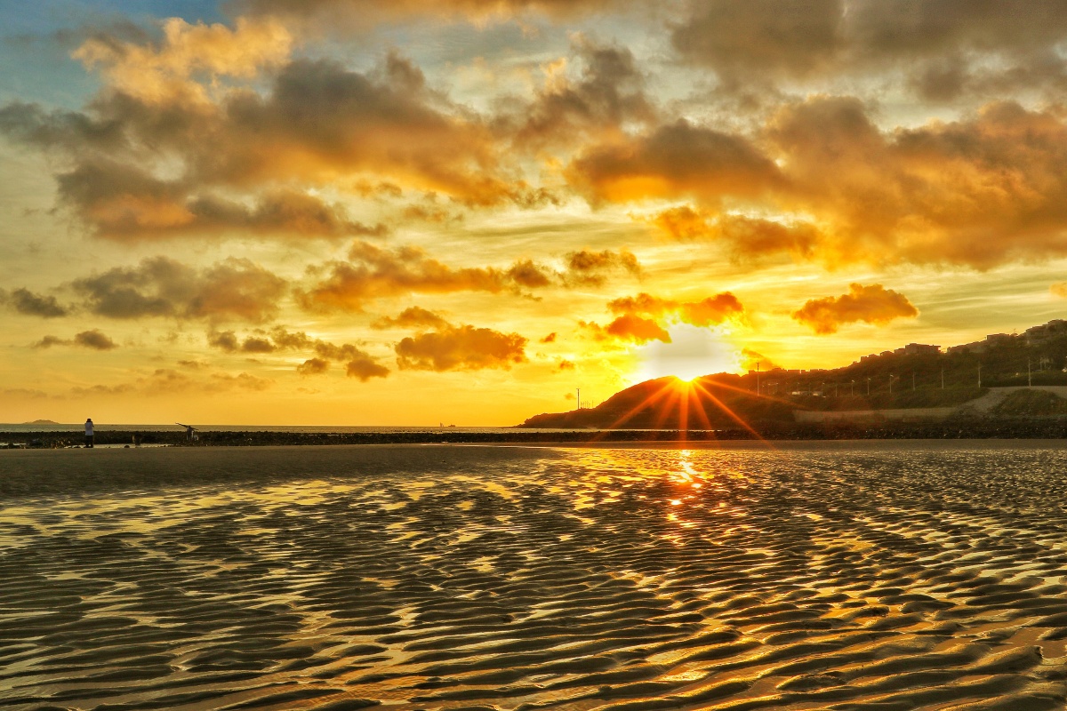 日出唤醒清晨大地光彩重生明天会更好