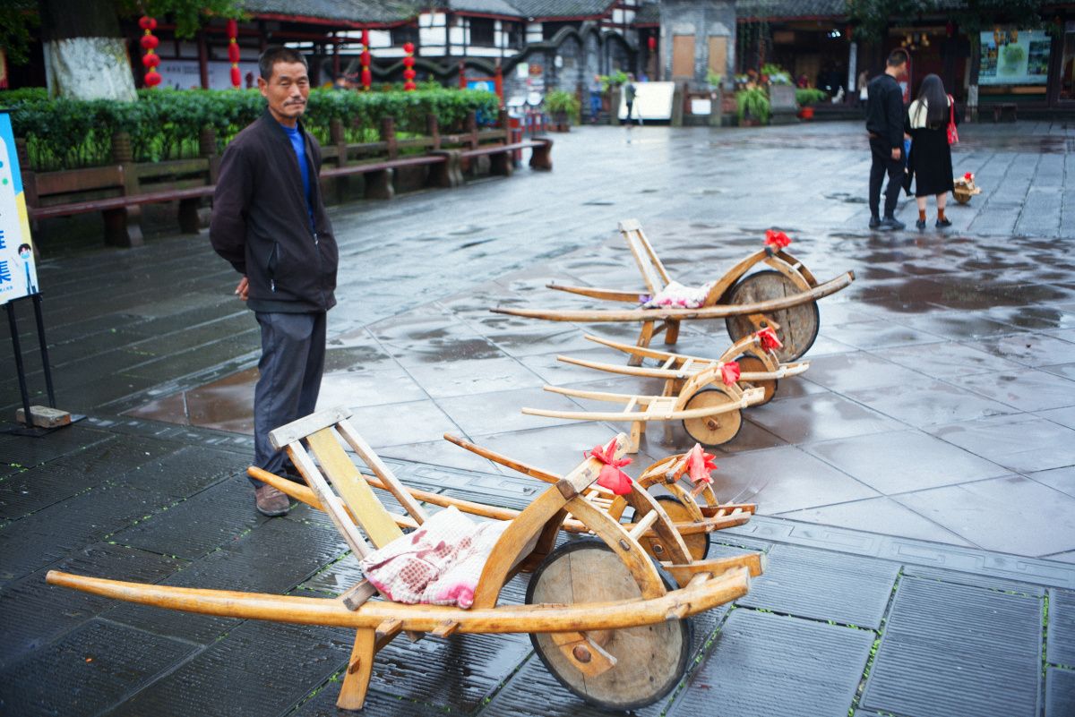 鸡公车路是如此平坦但不知从什么时代起用四匹马拉的高车竟在四川全境