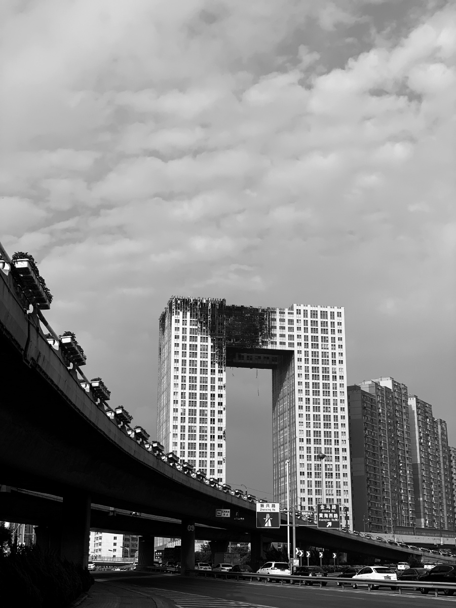 2021829过火后的大连凯旋国际大厦被印上了黑色的印记