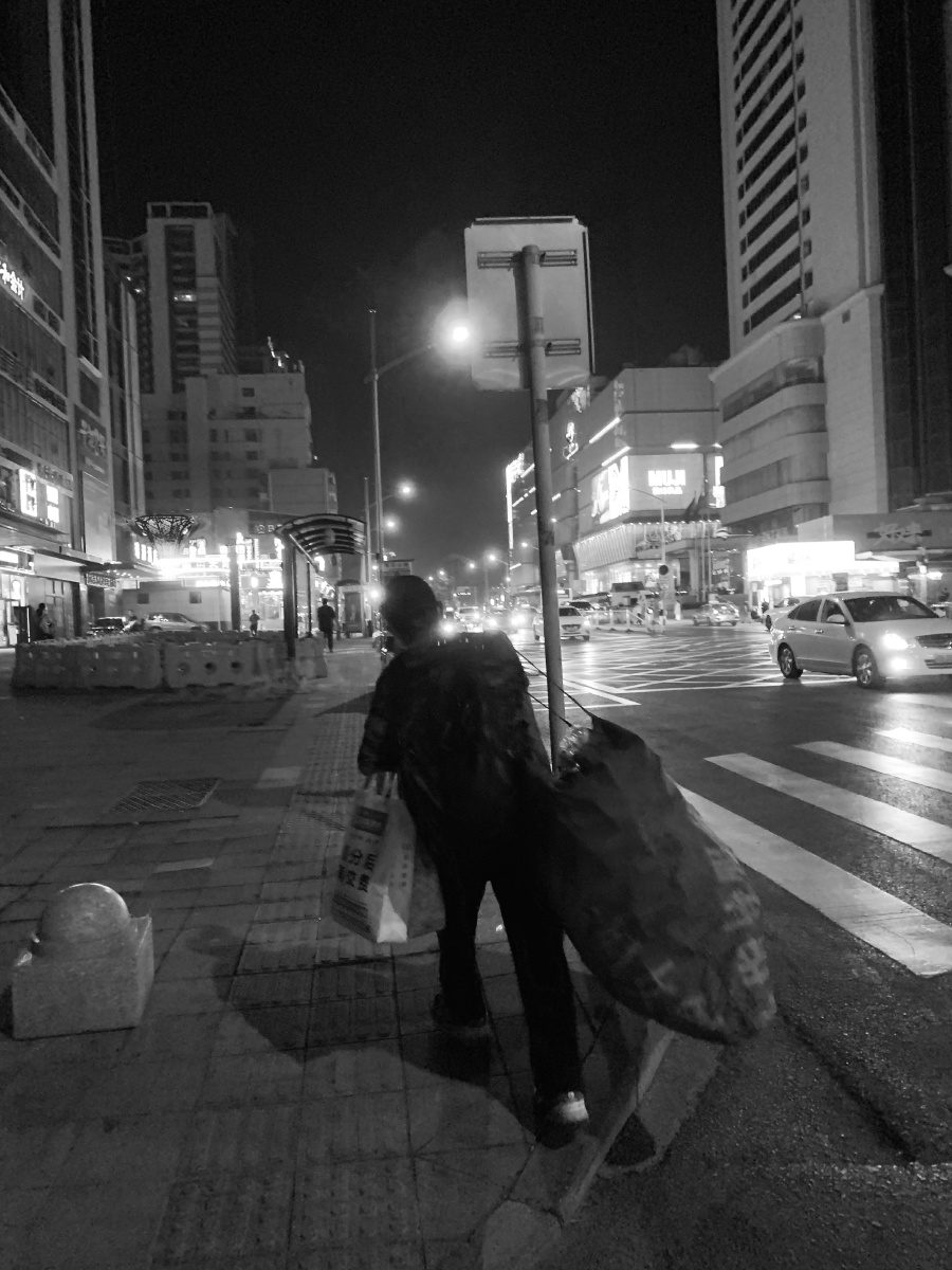 夜归人背影,夜归人_大山谷图库