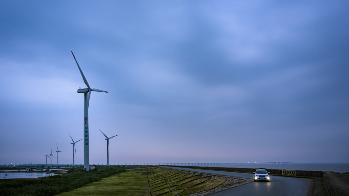 阴天的上海临港风车湾
