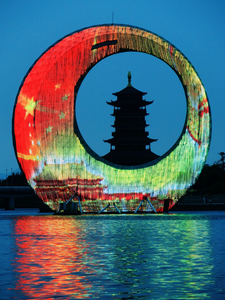 杏林阁位于园博苑的闽台岛上八面向海总高度50米左右没有电梯是整个园