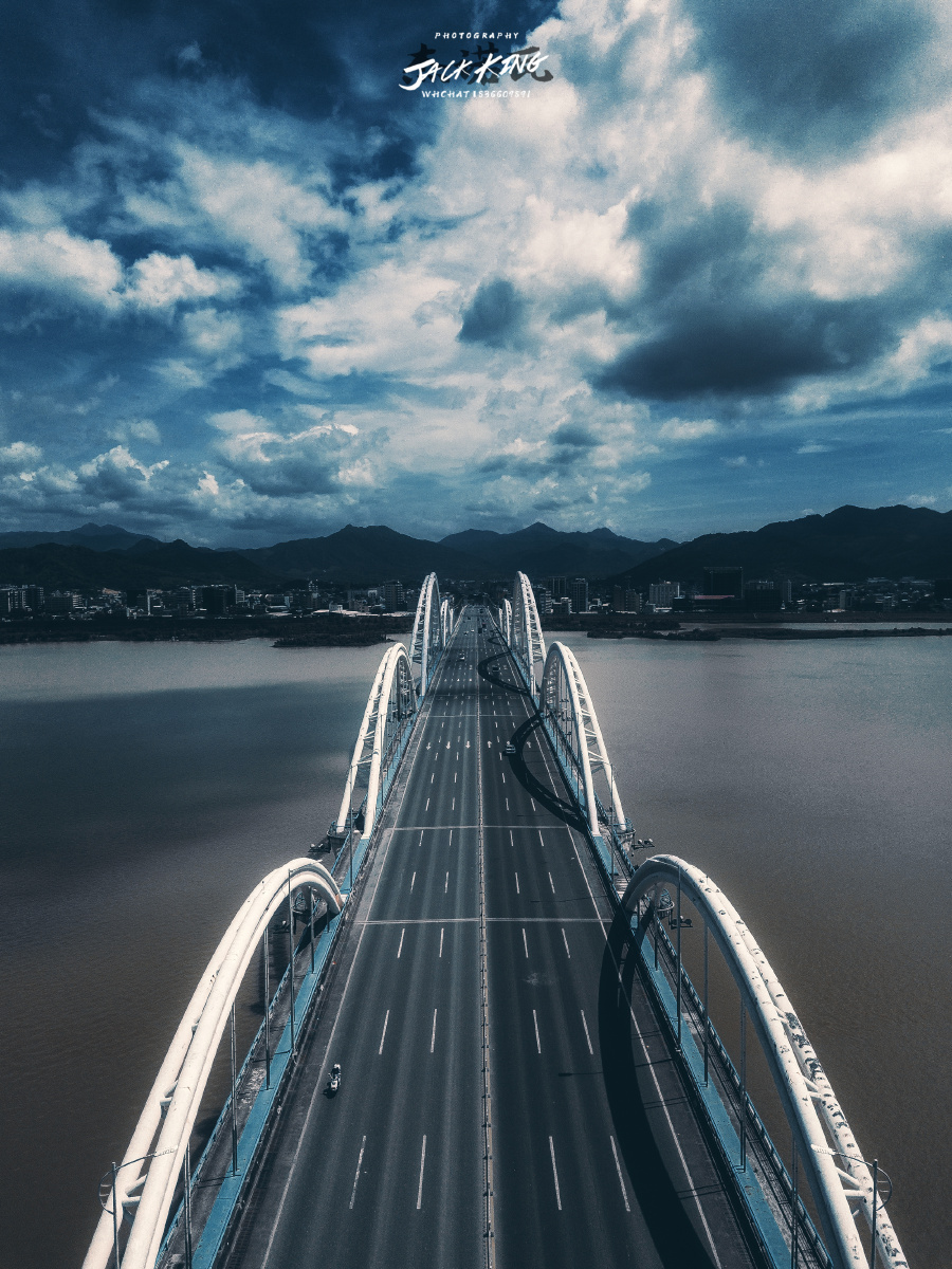 【航拍】潮州金山大桥因为河水真的非常黄,所以就直接去色变成这种