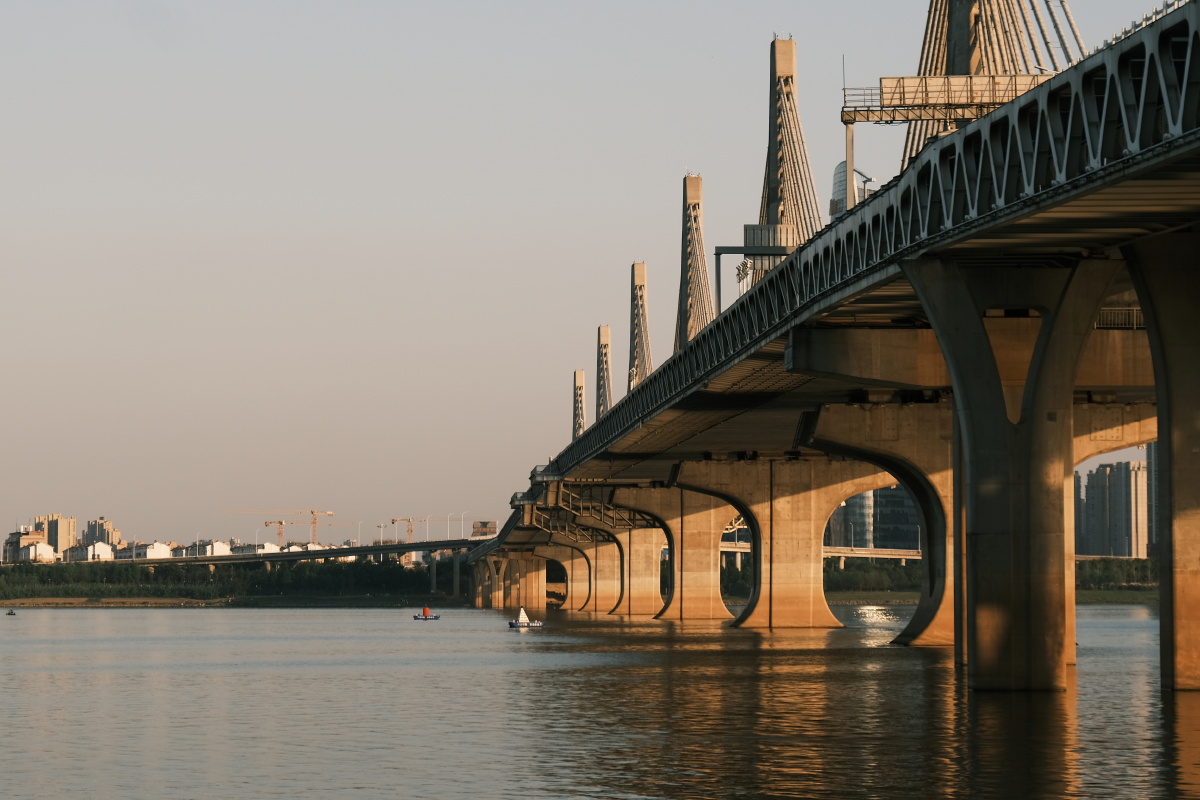 夕阳下的南昌朝阳大桥
