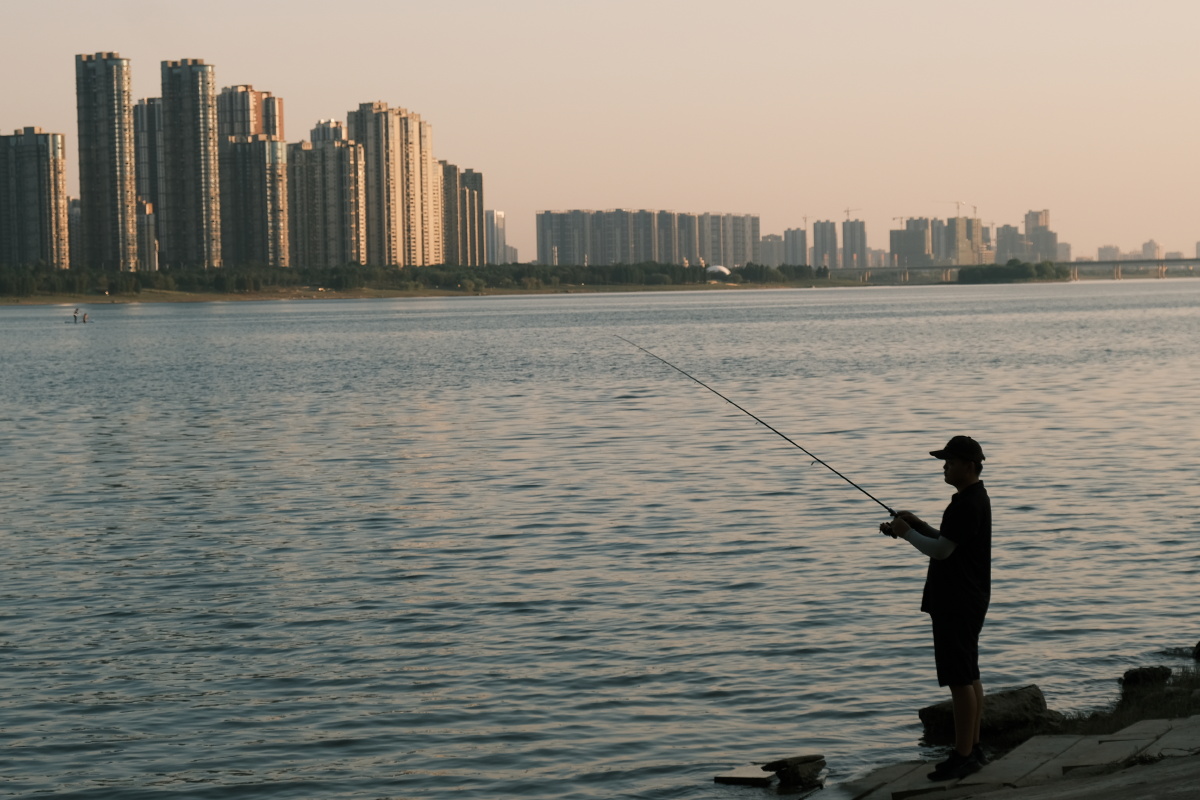 夕阳下的钓鱼人