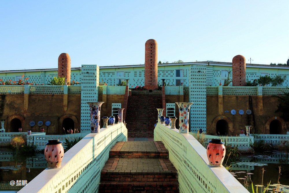 蚁工坊是艺术家罗旭的倾心之作所有建筑群都按照陶文化脉络展开拥有