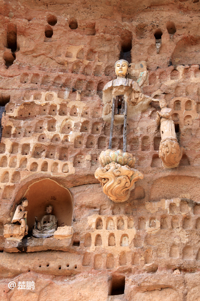 【麦积山仙人崖】位于麦积山东北15公里,始建于北魏的仙人崖石窟和古