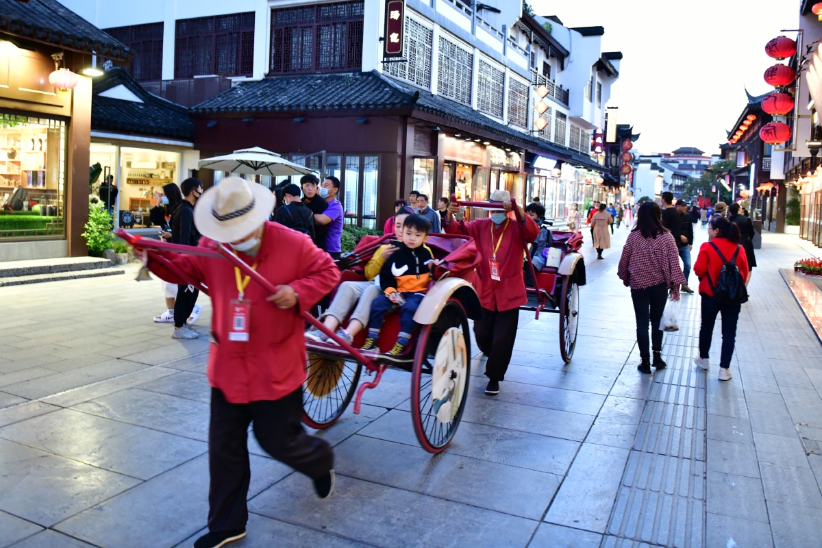 现代车夫拍摄与南京夫子庙