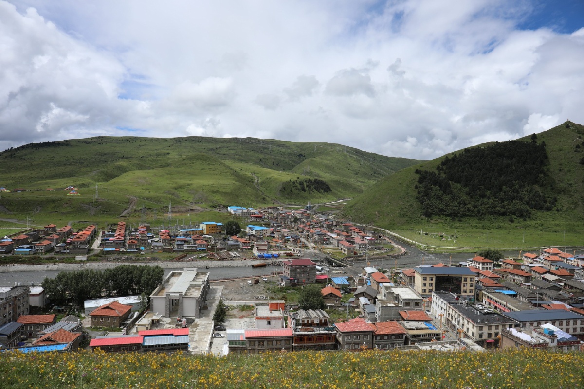 阴转晴俯瞰塔公镇