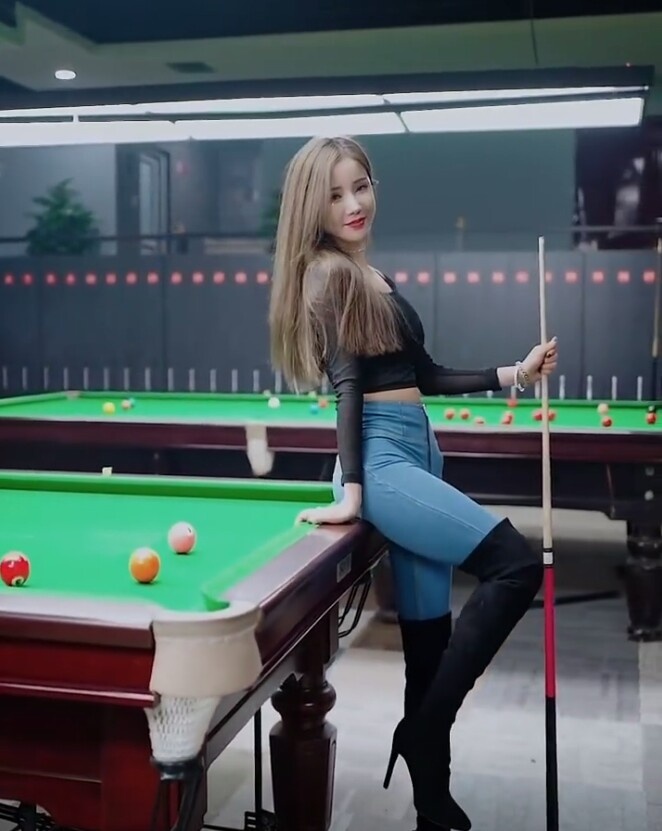 打台球的小姐姐