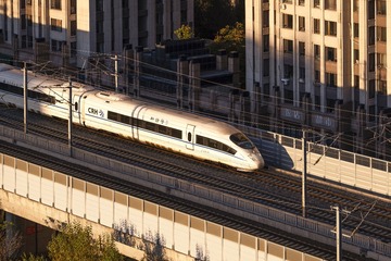 56973