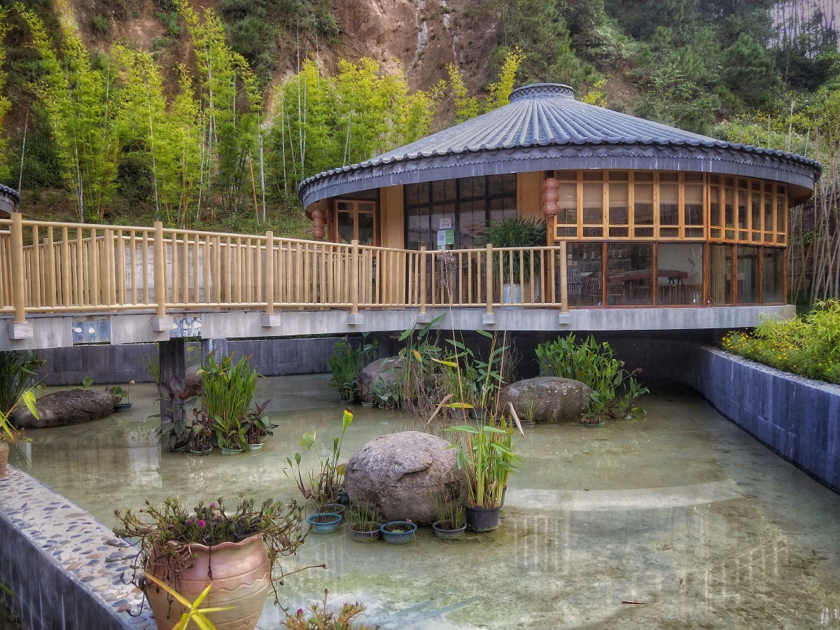 秘境谷森林小镇在距离临沧10多公里的立景阁背后藏着一处秘境谷森林