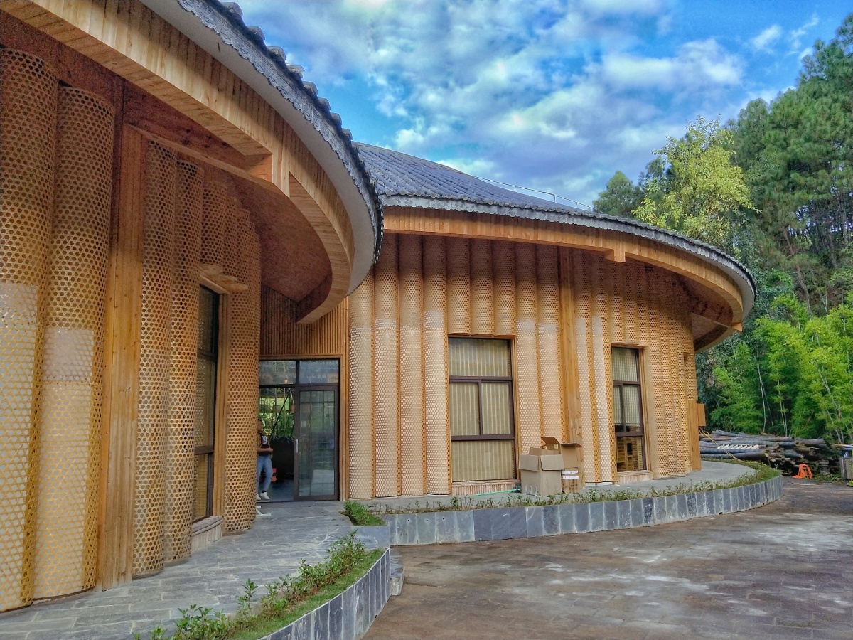 秘境谷森林小镇在距离临沧10多公里的立景阁背后藏着一处秘境谷森林