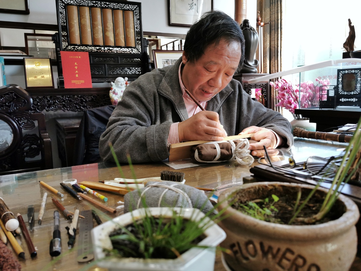 留青竹刻邵大师和他的关门弟子