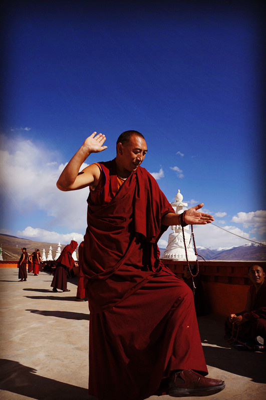 白玉寺正在辩经的僧人