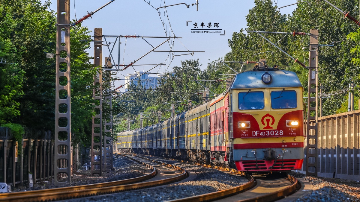 天津机务段df4dk3028牵引0y202次旅游车底广底回送接近北京