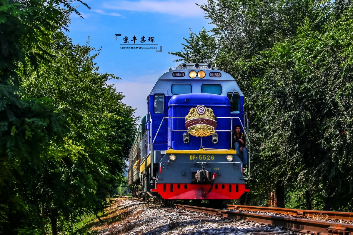 df7c5526"工人先锋号"担当00473次,空送两节yz22运行在101