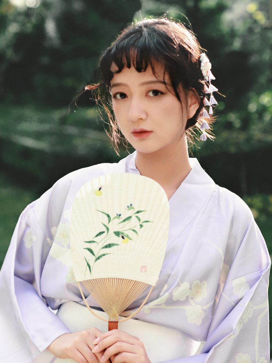 初秋出现的和服女孩
