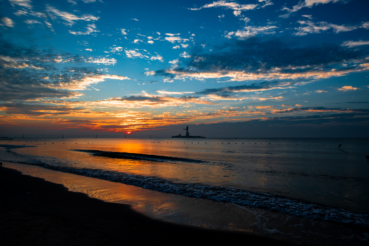 南戴河的清晨朝阳渲染了海面