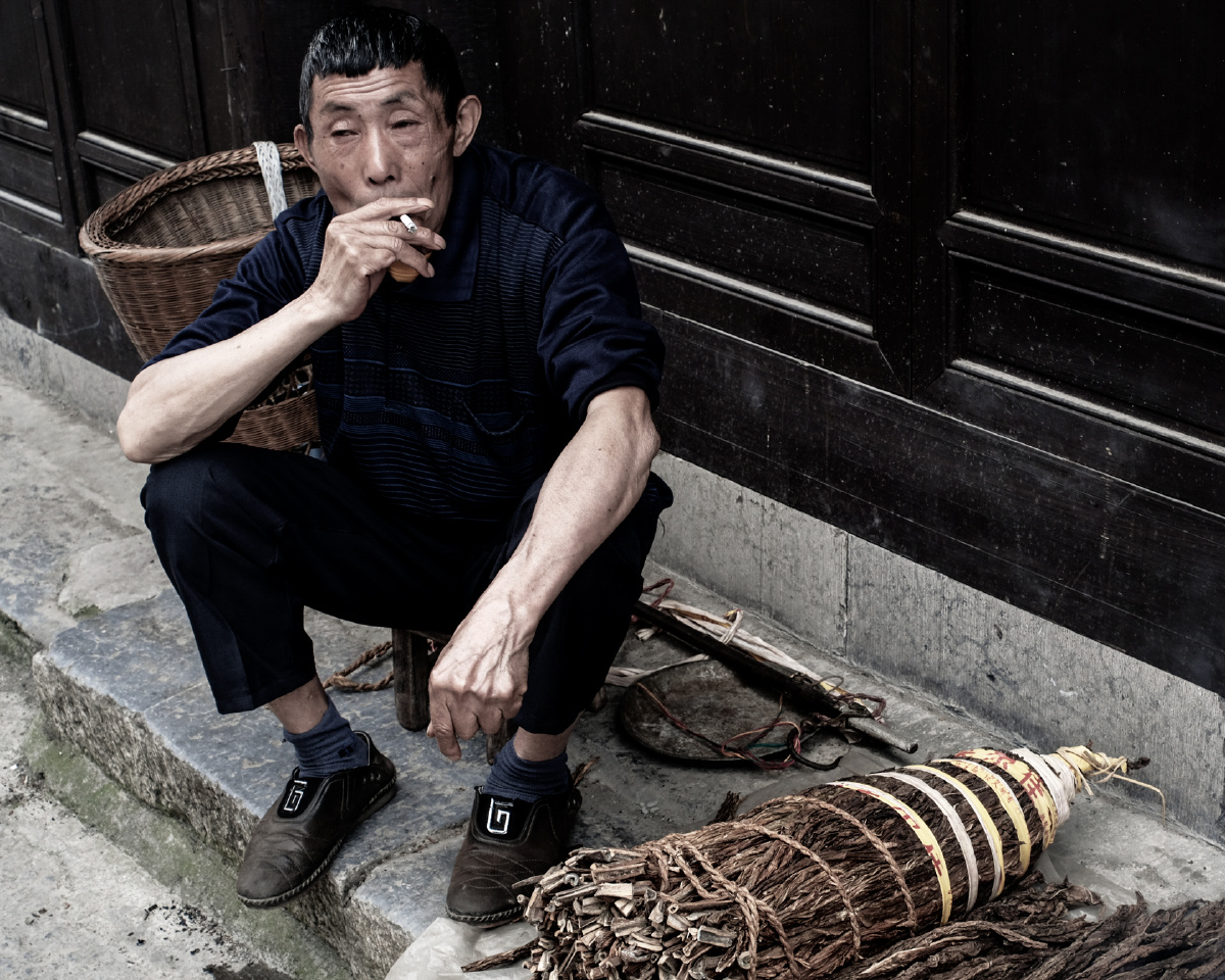 山里人赶集卖土烟聚集在一起品抽土烟