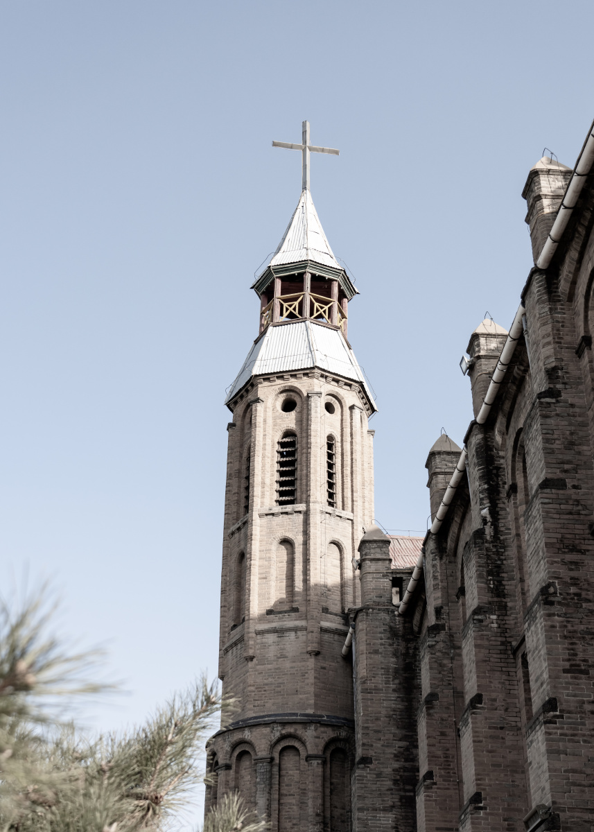 天主堂又称"耶稣圣心堂",为罗马式建筑风格,非常漂亮,吸引了很多摄影