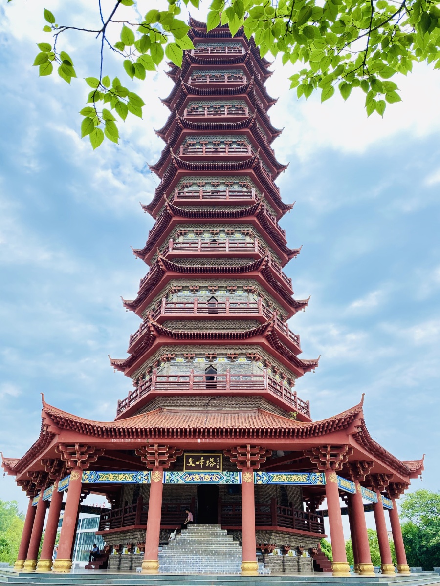 赣州东山公园里的文峰塔高耸入云让人敬畏