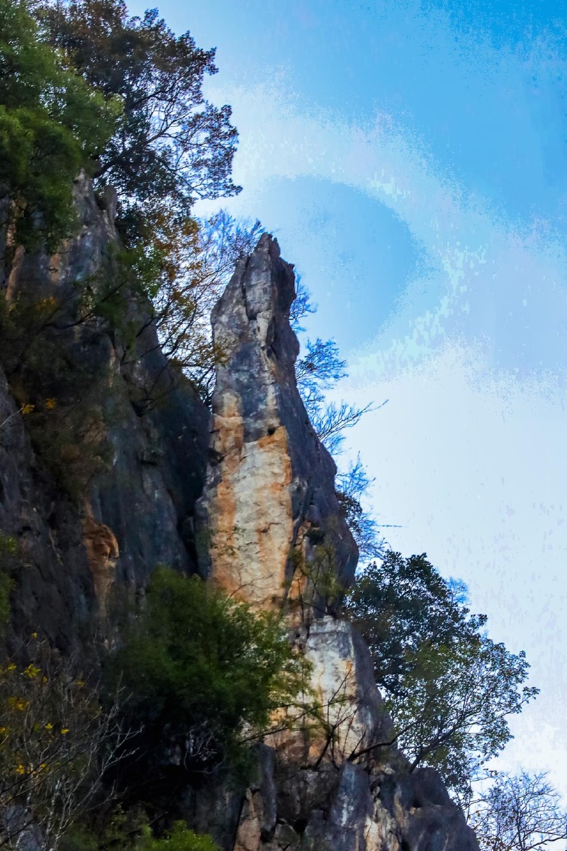 观音山在天河发源地陕西省山阳县天桥村织女潭左岸大山的山岩上酷似