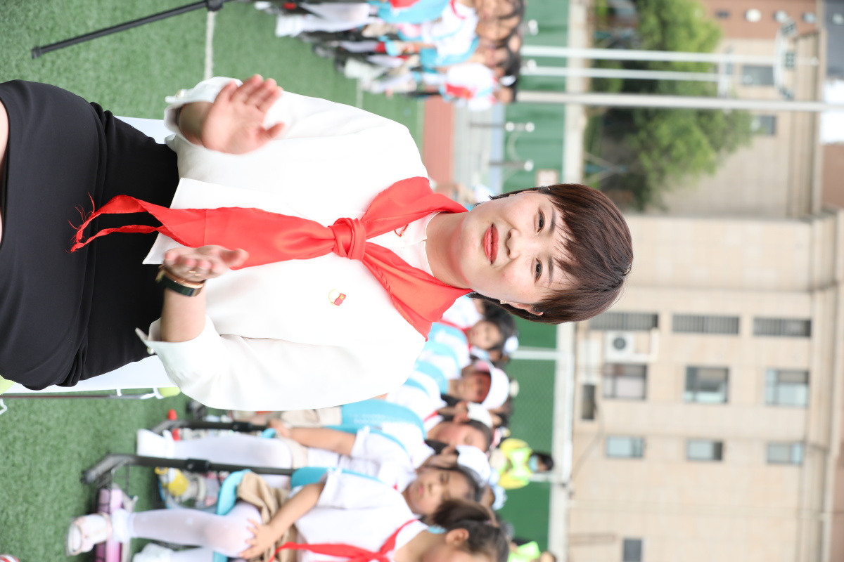 新乡市育才小学丰华校区举行一年级入队仪式暨庆六一歌咏比赛献礼建党