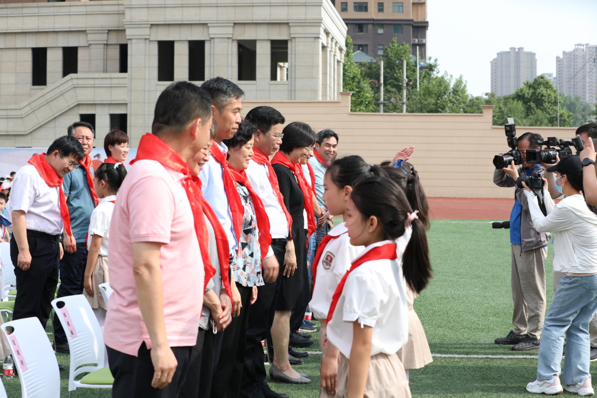 新乡市育才小学丰华校区举行一年级入队仪式暨庆六一歌咏比赛献礼建党