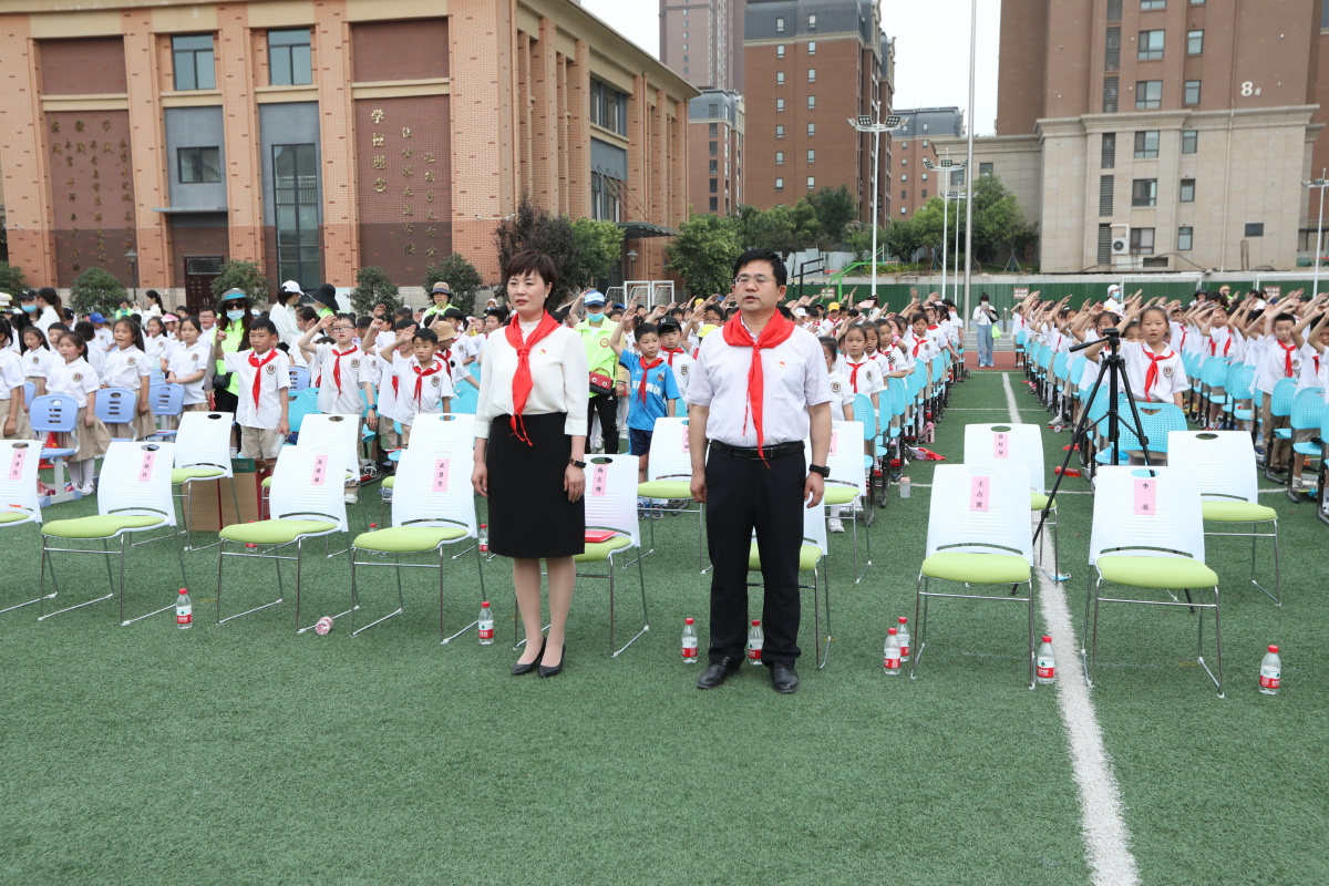 新乡市育才小学丰华校区举行一年级入队仪式暨庆六一歌咏比赛献礼建党