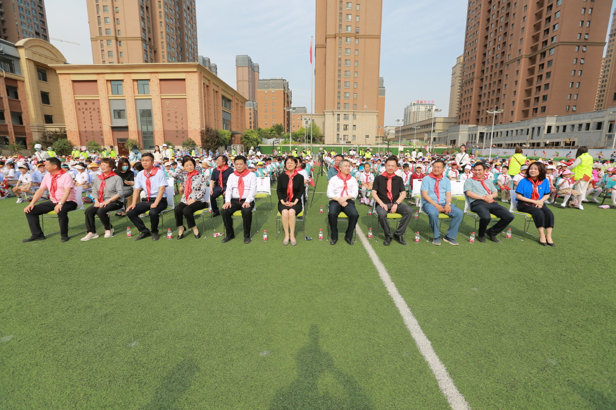 新乡市育才小学丰华校区举行一年级入队仪式暨庆六一歌咏比赛献礼建党