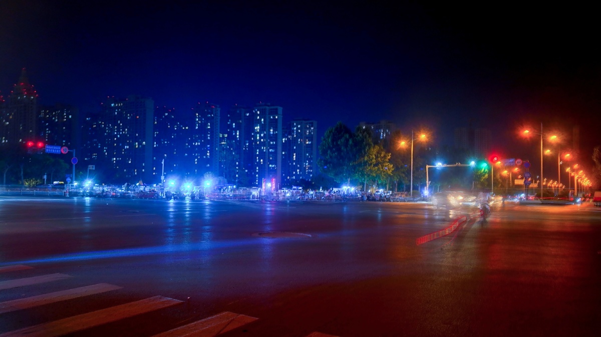 夜色新乡,牧野湖畔,流光溢彩,人间烟火.