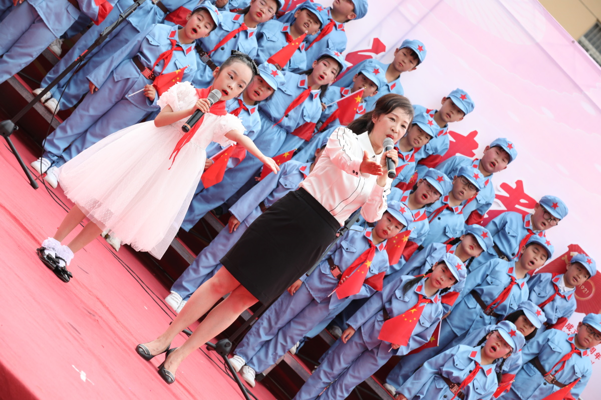 新乡市育才小学丰华校区举行一年级入队仪式暨庆六一歌咏比赛献礼建党