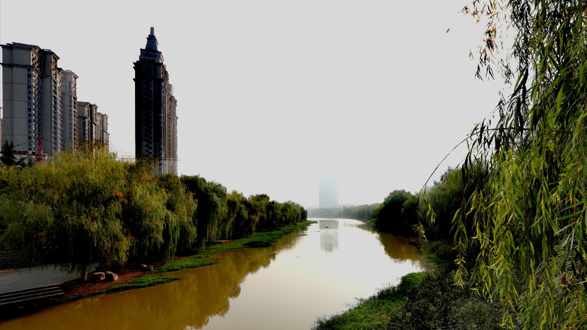 新乡牧野公园秋色微冷碧水连波鼎立中原小径红叶