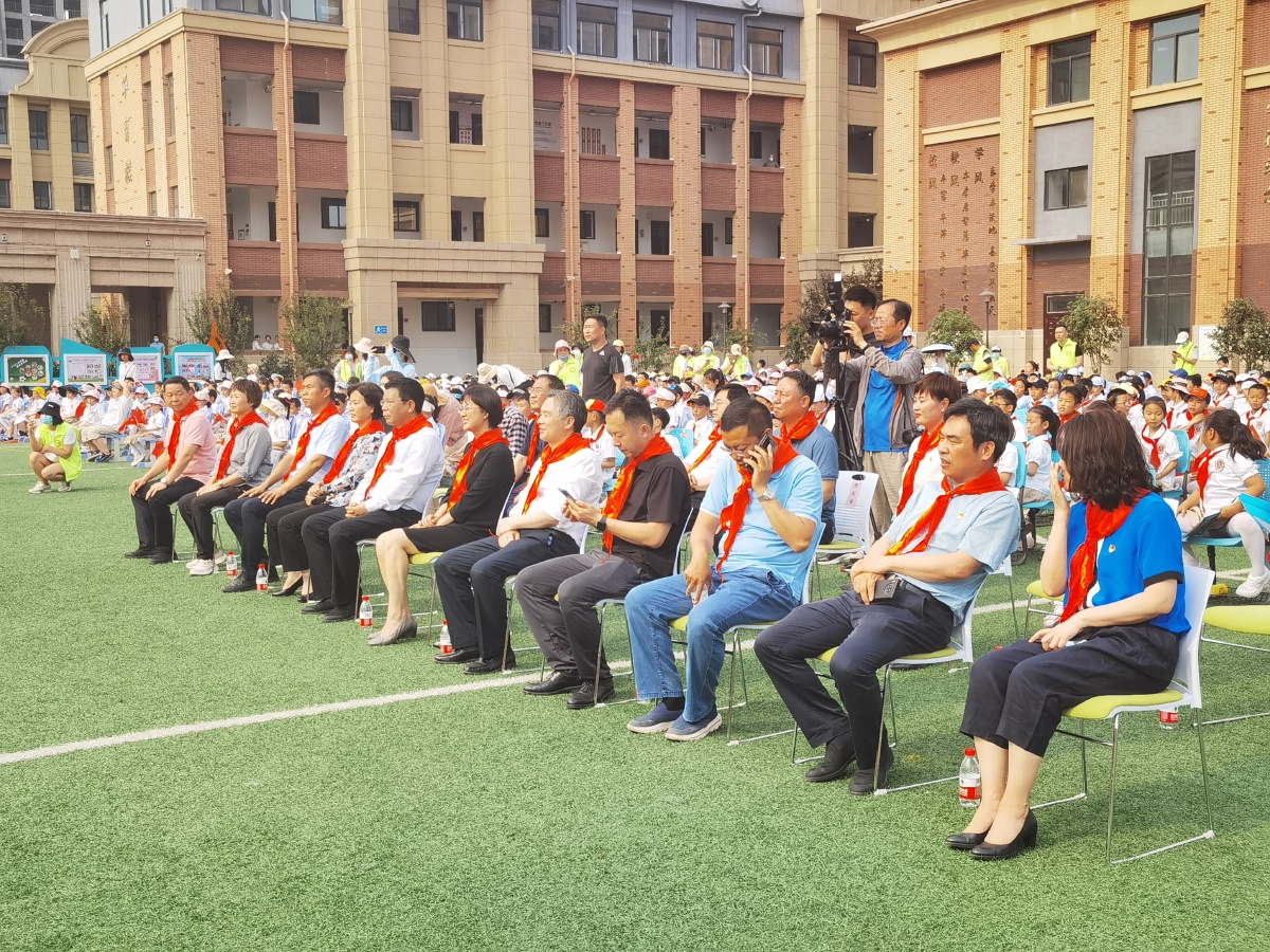 新乡市育才小学丰华校区举行一年级入队仪式暨庆六一歌咏比赛献礼建党