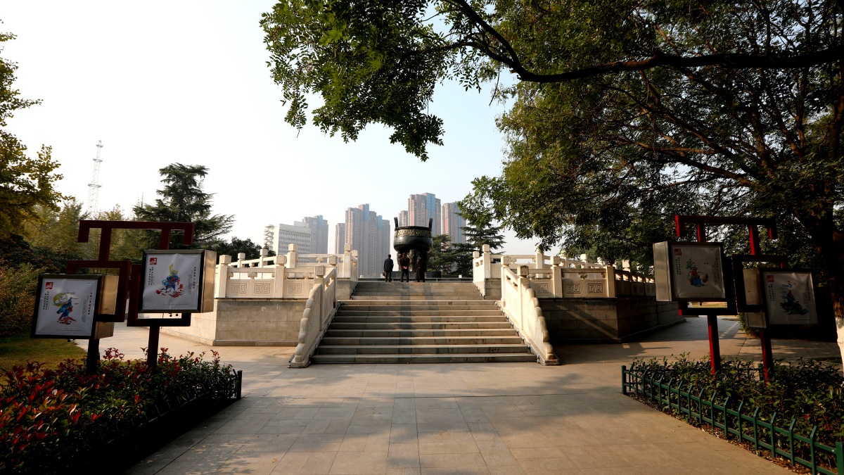 新乡牧野公园秋色微冷碧水连波鼎立中原小径红叶