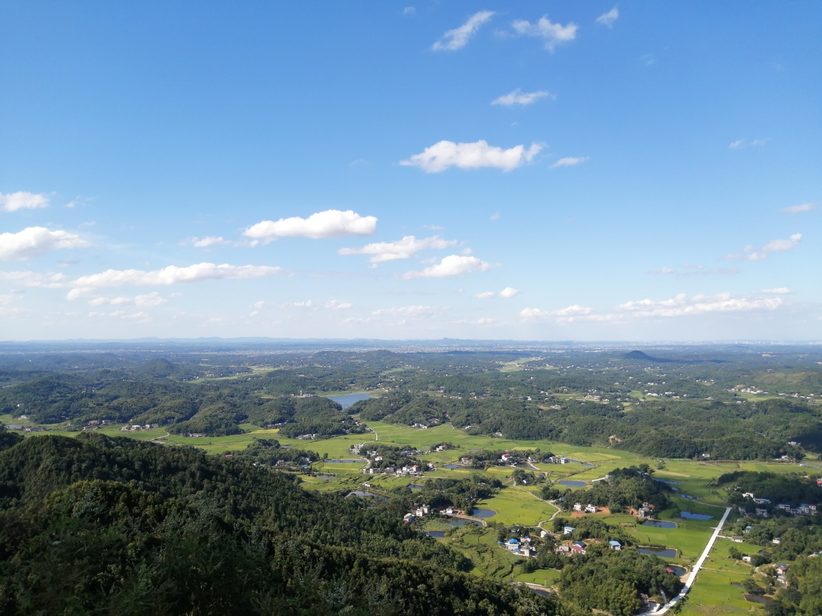 乌石峰易爬不高但风景开阔可见南岳也见市区
