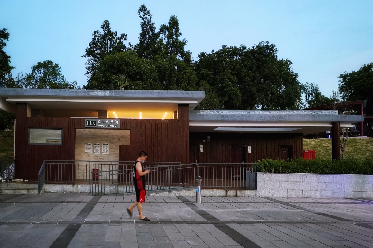 深圳玉律村公园厕所开眼界喔