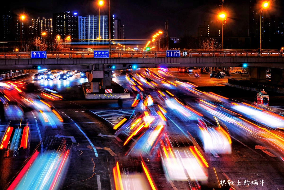 春节将至北京的夜晚灯火通明车流不息十分热闹