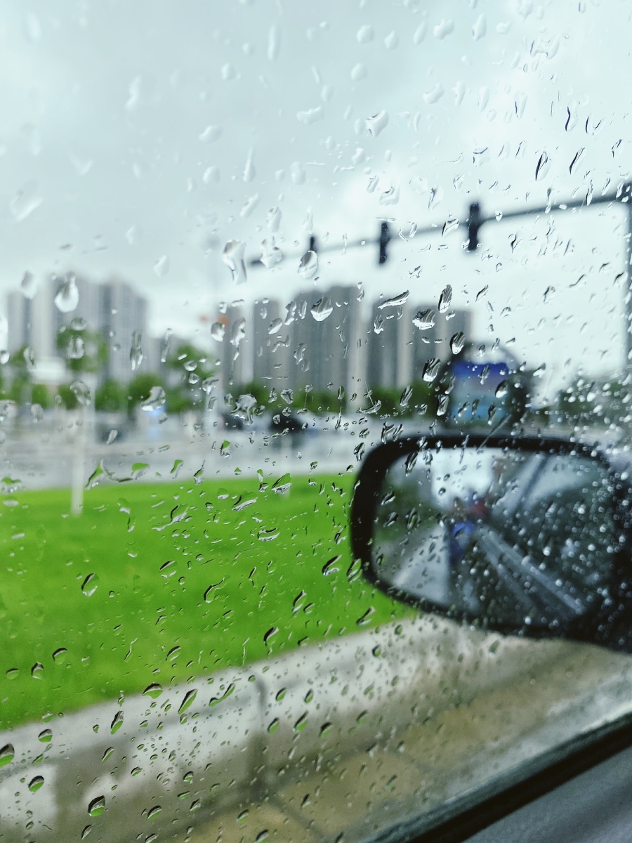 雨后车窗