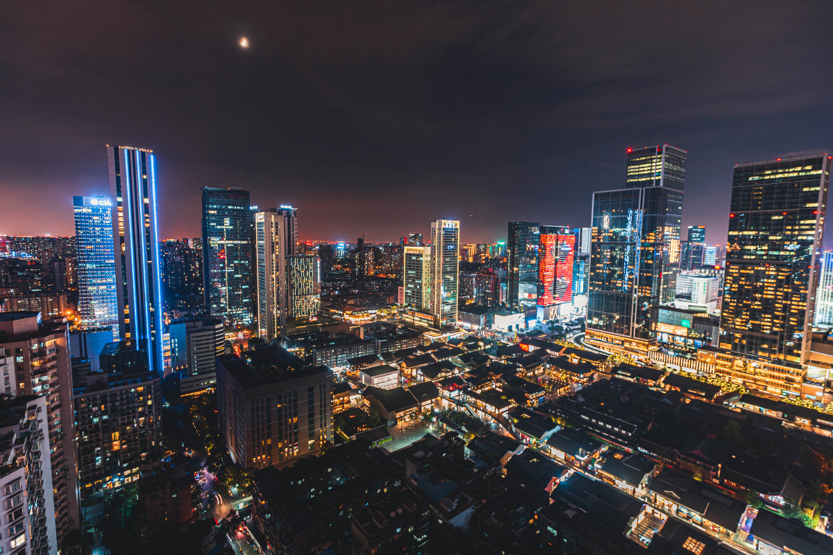 霓虹灯点亮成都