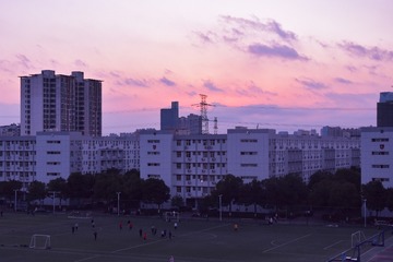 711991