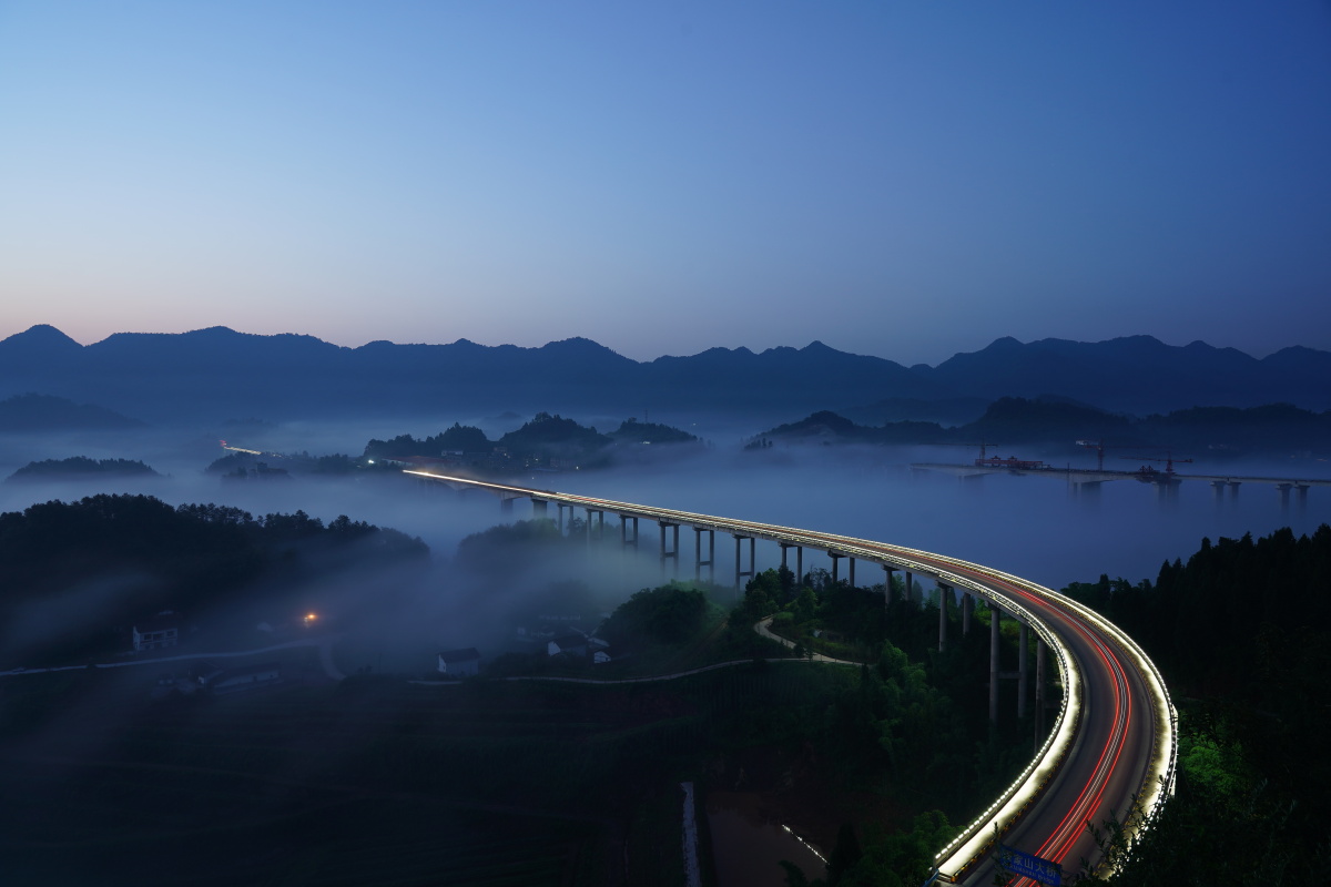 云雾中的周家山大桥